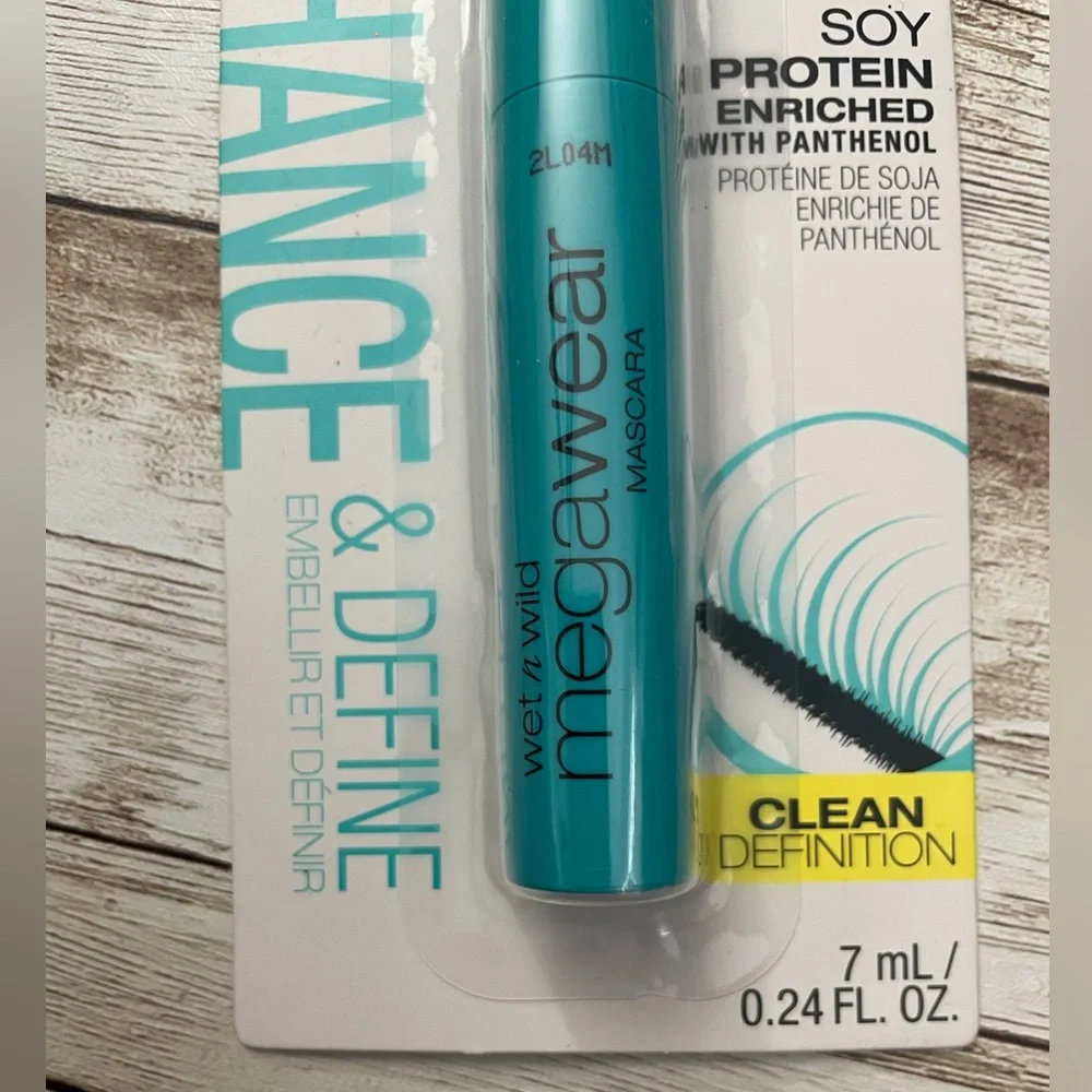 🆕 🎉 FREE WITH ANY PURCHASE wet n wild Megawear Mascara Very Black C136
